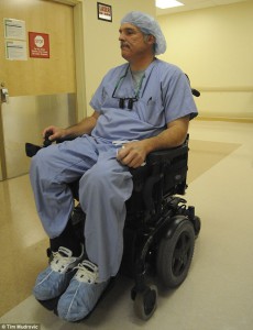 Paging Dr.Rummel: Dr.Ted Rummel je ortopedický chirurg v Missouri a provádí kloubní operace ze svého vozíku.