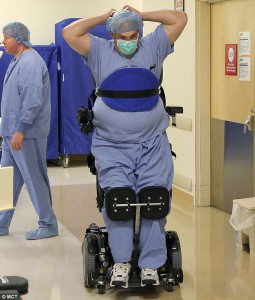 Inspirující: Zde vidíme Dr.Rummela v jeho speciálním vozíku. Již rok po té, co ochrnul, Rummel se vrátil zpět na operační sál. Ale jeho vozík, na kterém musel sedět, mu znemožňoval provádět operace ramen - jeho oblíbené výkony.